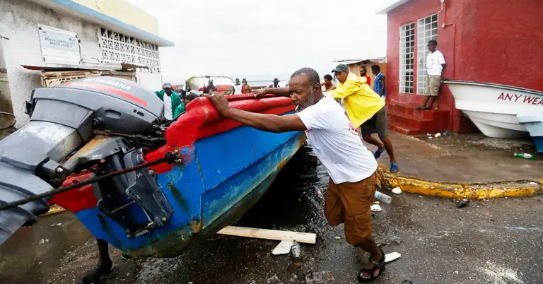 হারিকেনের ক্ষতি থেকে বাঁচতে সরিয়ে নেয়া হচ্ছে স্পিডবোট
